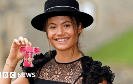 emma-raducanu:-tennis-star-receives-mbe-at-windsor-castle