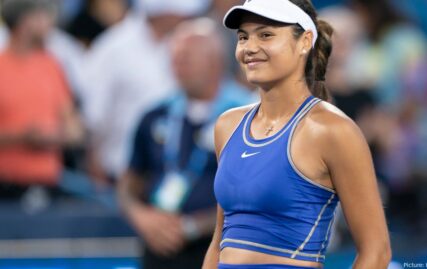 video:-raducanu-fulfills-adorable-fan-request-at-mubadala-world-tennis-championship