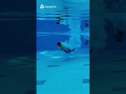 carlos-alcaraz-barcelona-pool-dive-celebration!