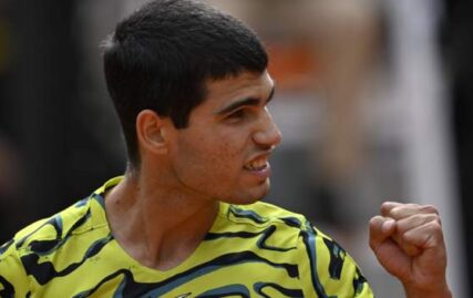 madrid-open:-carlos-alcaraz-sails-through-to-quarter-finals-but-daniil-medvedev-beaten