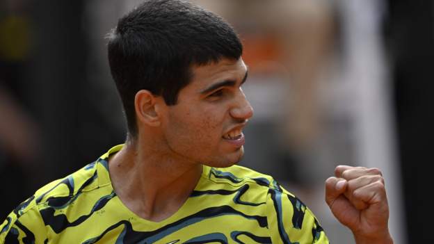 madrid-open:-carlos-alcaraz-sails-through-to-quarter-finals-but-daniil-medvedev-beaten