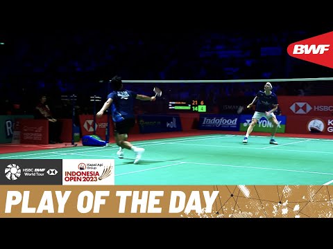 hsbc-play-of-the-day-|-pinpoint-accuracy-from-this-backhand-shot!