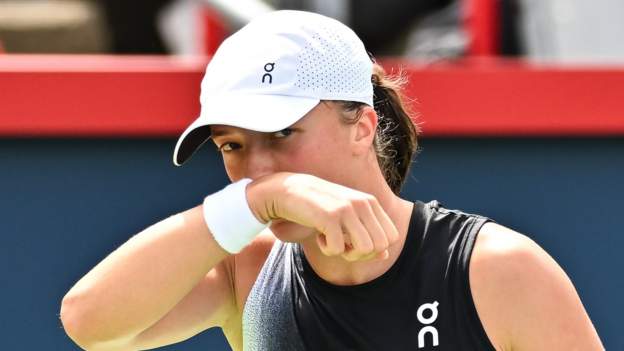 canadian-open-2023:-iga-swiatek-loses-semi-final-to-jessica-pegula-amid-cotton-eye-joe-chaos