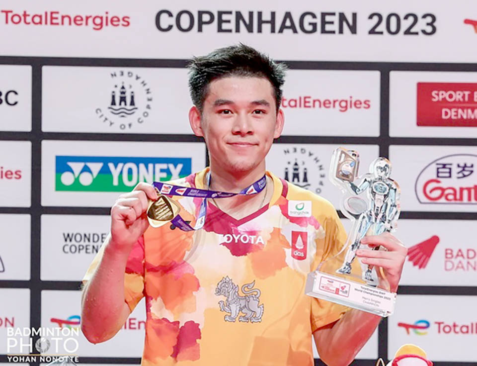 thailand’s-1st-world-badminton-champion-in-men’s-singles-arrives-home