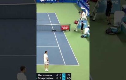 shapovalov-stunning-jumping-backhand-