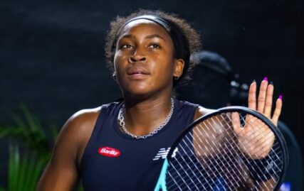 wta-finals:-coco-gauff-sweeps-past-ons-jabeur-while-iga-swiatek-makes-winning-start