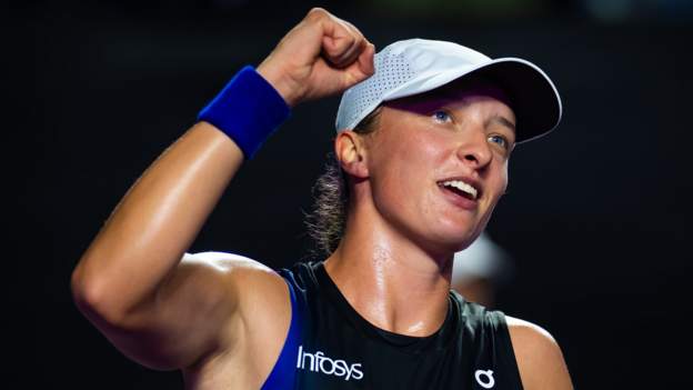 wta-finals:-iga-swiatek-beats-aryna-sabalenka-to-reach-final