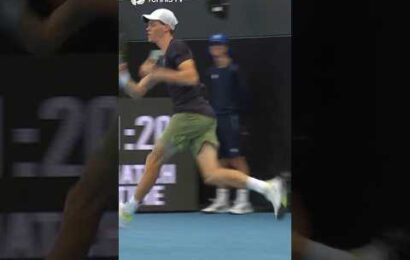 jannik-sinner-slaps-a-huge-forehand-