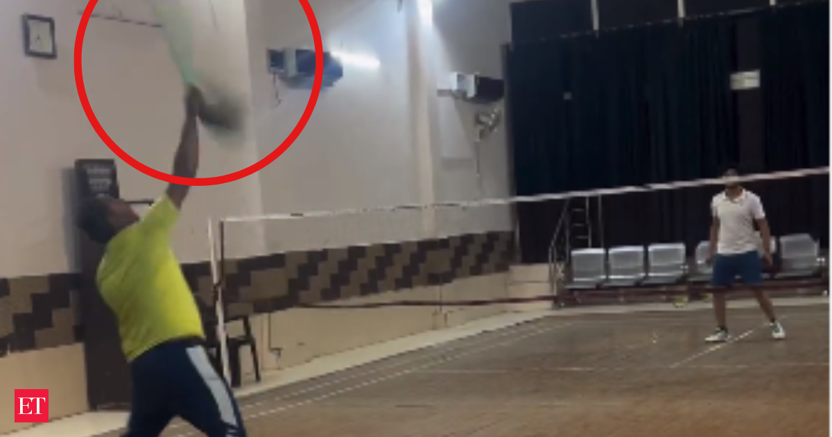 viral-video:-man-ditches-racquet,-you-won’t-believe-what-he-used-to-win-this-badminton-match;-internet-calls-him-‘legend’