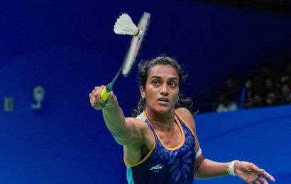 french-open-badminton:-pv-sindhu,-with-the-calming-influence-of-prakash-padukone,-pulls-off-another-comeback-to-reach-quarterfinals