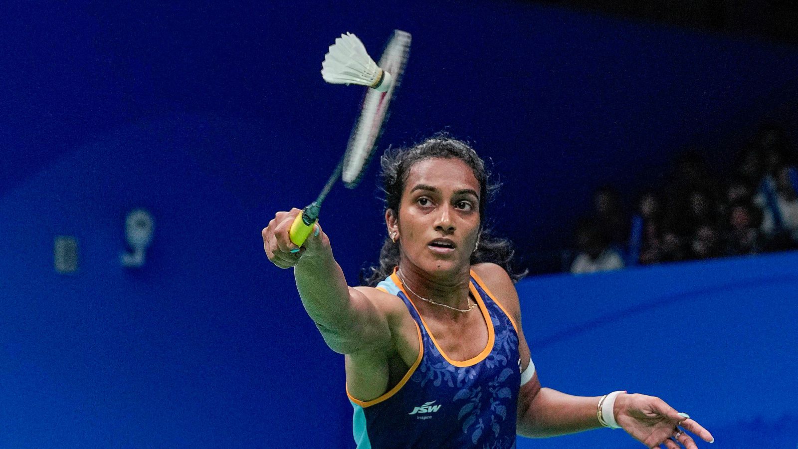 french-open-badminton:-pv-sindhu,-with-the-calming-influence-of-prakash-padukone,-pulls-off-another-comeback-to-reach-quarterfinals