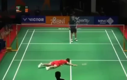 watch:-17-year-old-chinese-badminton-player-collapses-during-match,-dies-of-cardiac-arrest