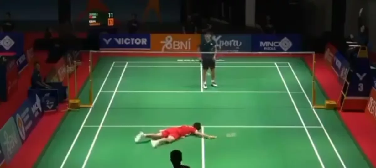 watch:-17-year-old-chinese-badminton-player-collapses-during-match,-dies-of-cardiac-arrest