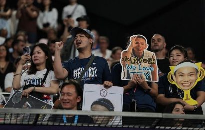 olympic-badminton-spectator-dragged-from-arena-for-holding-up-‘taiwan-go-for-it’-banner