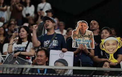 olympic-badminton-spectator-dragged-from-arena-for-holding-up-‘taiwan-go-for-it’-banner