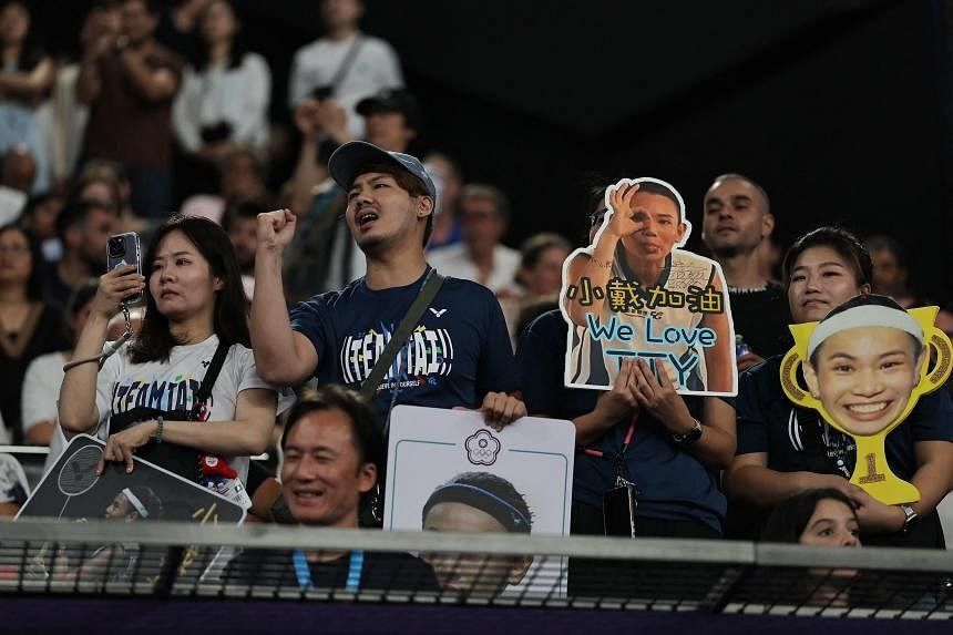 olympic-badminton-spectator-dragged-from-arena-for-holding-up-‘taiwan-go-for-it’-banner