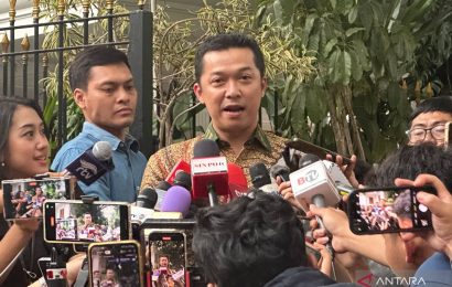 ex-badminton-athlete-taufik-hidayat-discusses-sports-with-prabowo