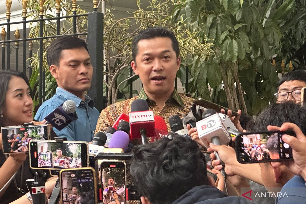 ex-badminton-athlete-taufik-hidayat-discusses-sports-with-prabowo