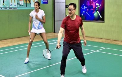 kiren-rijiju-plays-badminton-with-pv-sindhu,-venkata-datta;-highlights-fit-india-movement